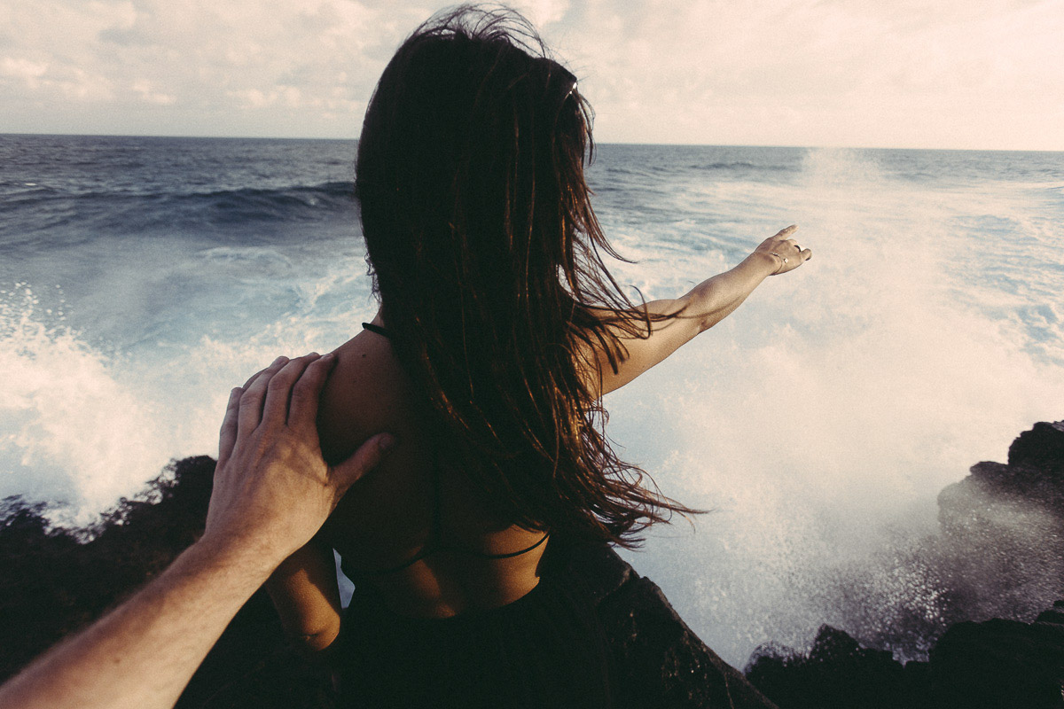 Море и рука девушки